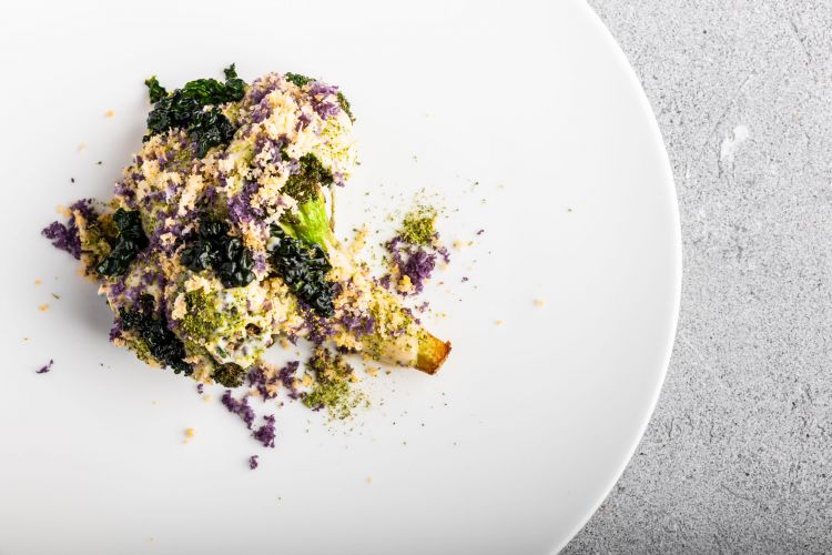 Broccolo fritto, crema di cavolfiore e chips di cavolo nero