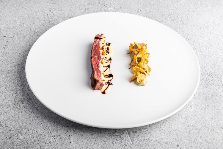 Bavetta di manzo arrosto, salsa bernese, carciofo e riduzione di manzo