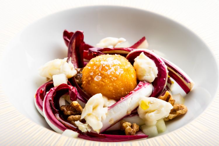 Tuorlo croccante, punte di radicchio tardivo, mela verde, miele, noci tostate e gorgonzola dolce