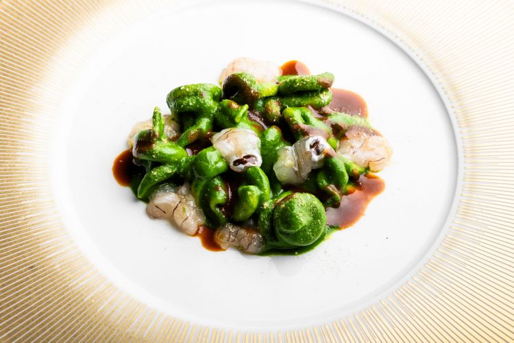 Pasta di Gragnano estrazione di bietole, canocchia cruda, riduzione e polvere di carapace