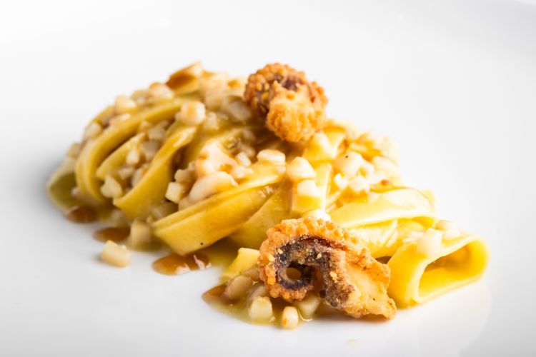 Tagliatella 40 tuorli, ragù di seppia in bianco e riduzione al Vermouth