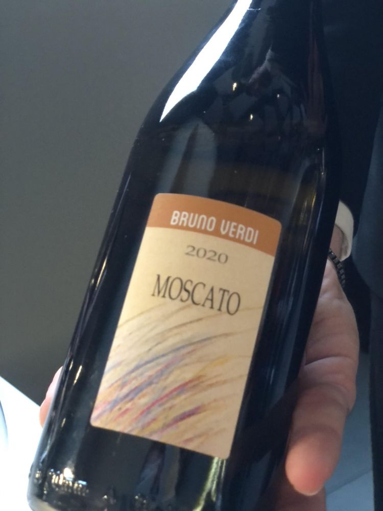 Moscato Oltrepò Pavese DOC - Bruno Verdi
Leggermente effervescente, ha una dolcezza contenuta senza risultare stucchevole
