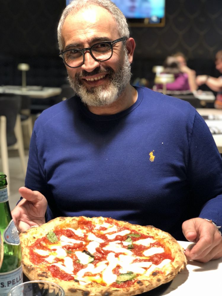 Il pizzaiolo Klaus Palumbo con la sua Margherita Caramella, con pomodorino datterino caramella
