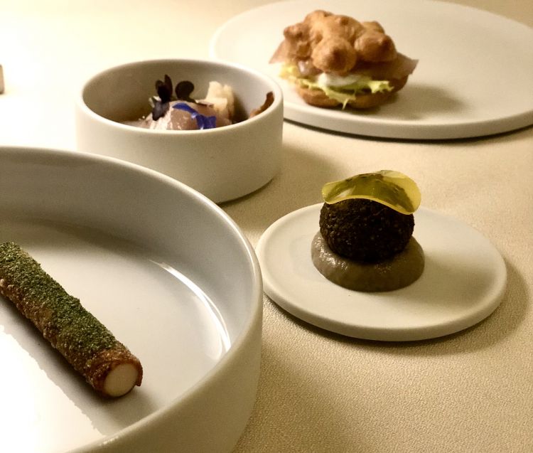 Gli assaggi di benvenuto proposti dalla cucina:
Cannolo al Bitto della Valtellina;
Wafer con barbabietola e maionese alle ostriche;
Falafel di ceci e piselli con babaganoush alla melanzana;
Sashimi di ricciola con miso e salsa di soia;
Michetta con sgombro affumicato e stracciatella
