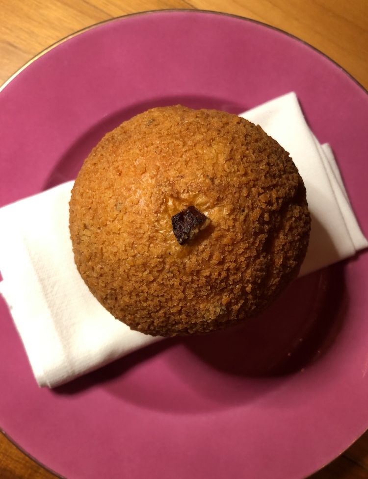 Panettone, Cotechino e Lenticche (anche il 15 di agosto)
All'Osteria Francescana rompere gli schemi non è mai stato così "morbido". E già questa è un'ottima occasione per festeggiare perchè, dopotutto, "è Natale tutto l'anno" al punto che, di questo Natale, ne vengano conervati i finepasto più amati: Panettone, Cotechino e Lenticche. Sotto una cupola fragrante, scioglievole, un soffice impasto classico, lenticchie come canditi e intervalli di cotechino. In questo primo scatto, il "fuori"...
