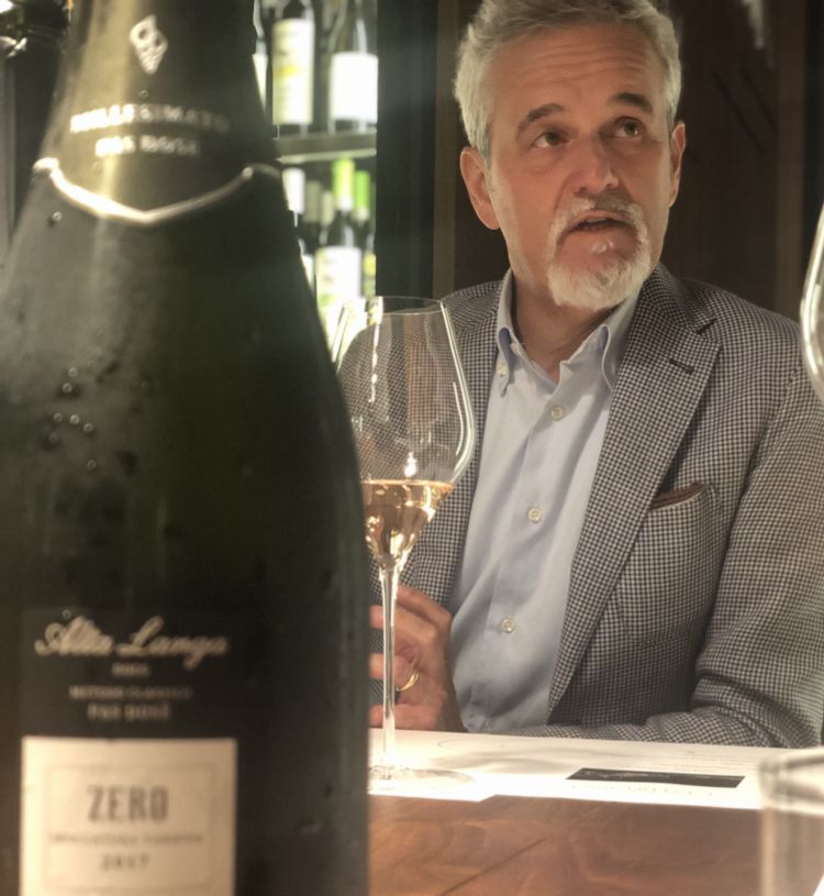 Nico Conta, CEO dell'azienda vitivinicola Enrico Serafino nel corso di una degustazione di Alta Langa DOCG 
