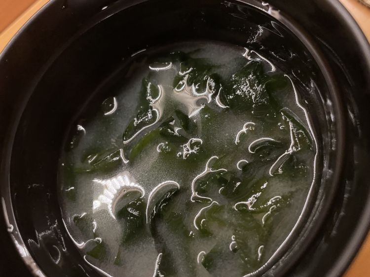 Zuppa di miso
Ben due miso (una parte più sapida, l’altra più dolce e delicata) a cui Preite aggiunge l'alga wakame – solitamente fresca – in questo caso, viene selezionata una versione disidratata, dunque risulterà più croccante, a tratti callosa: è il passaggio che apre il pasto, scalda il commensale e scatena la salivazione a mille, componente importante dell’intera degustazione