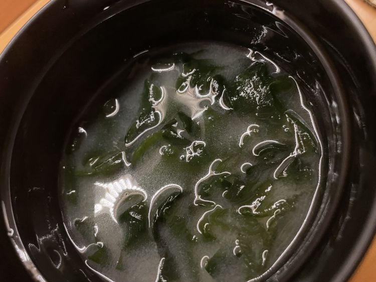 Zuppa di miso
Ben due miso (una parte più sapida, l’altra più dolce e delicata) a cui Preite aggiunge l'alga wakame – solitamente fresca – in questo caso, viene selezionata una versione disidratata, dunque risulterà più croccante, a tratti callosa: è il passaggio che apre il pasto, scalda il commensale e scatena la salivazione a mille, componente importante dell’intera degustazione
