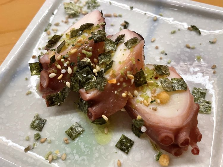 Il polpo è carnoso; viene condito con olio extravergine di oliva dell'Impruneta, blend di moraiolo e leccino, profumato, persistente, e furikake, l'insieme di spezie usate per condire il riso a colazione, qui completamente vegetale, con una base di wasabi disidratato
