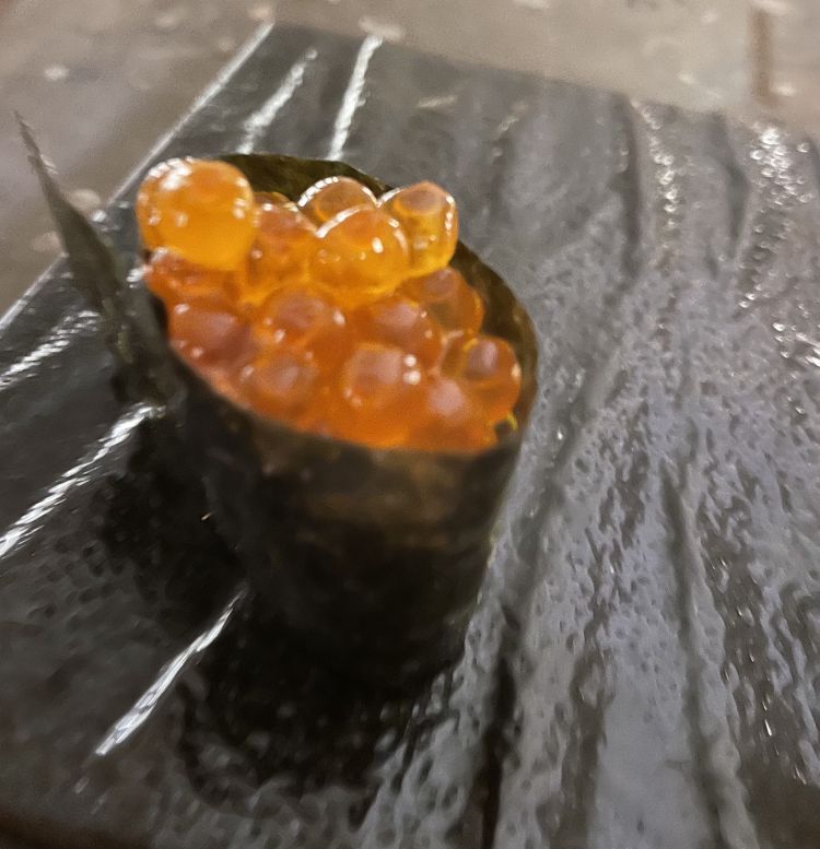 Uova di salmone e alga
Le uova subiscono un primo lavaggio con salsa di soia che elimina la parte salata, marina, lasciando una leggera nota vegetale; il secondo lavaggio, invece, avviene con il sake, per cui resta una piccola parte alcolica