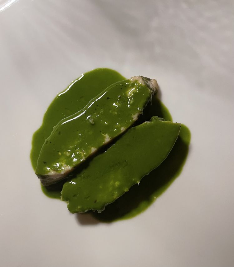 Faraona cotta nell'osso con burro maître d'hotel, nappata con salmoriglio