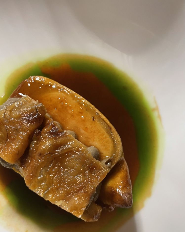 Quel che resta della faraona...
A partire dall'alto: pelle fritta croccante, un classico pâté di fegatini al Calvados, coscia di faraona marinata nel cognac e una farcia generosa di carne trita, lardo stagionato e sottaceti. Sontuosità, opulenza decisamente francese, ma anche equilibrio tra le diverse parti tanto che il palato non ne risulta appesantito, ma ingolosito; l'alcolicità aiuta, così come pure la componente acetica che alleggerisce la ricchezza del pâté, mentre la farcia è rustica, succulenta, rassicurante. Classicità senza tempo
