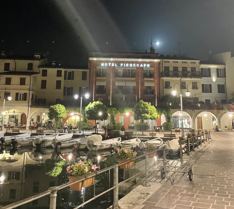 Vista sul porticciolo di Desenzano, il passeggio lungo il quale l'ospite è invitato a consumare il pre-dessert
