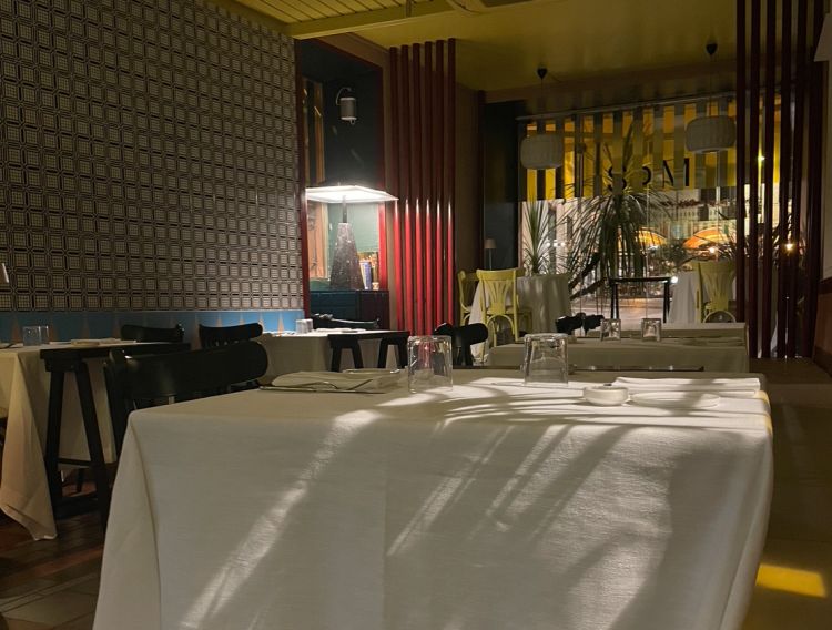 La sala del ristorante Mos a Desenzano del Garda, Brescia