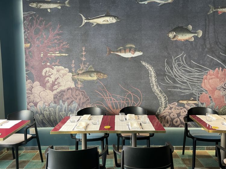 Un dettaglio della sala del Bistrot Mare, la più recente apertura di Gianfranco Pascucci a Fiumicino (Roma)