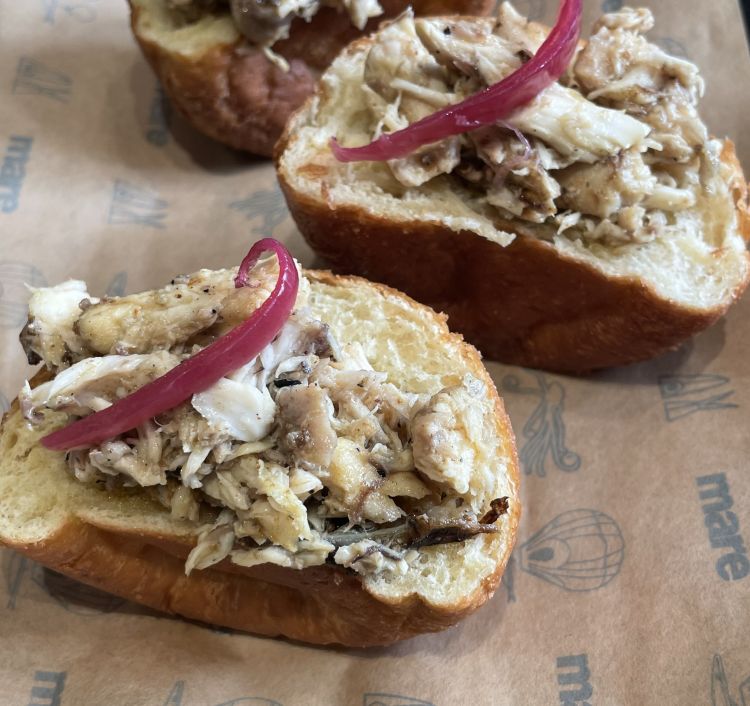 Testa/coda - il bun viene realizzato in collaborazione con il Micro Forno del bravissimo Luca Pezzetta, che firma anche la pizza di Clementina, sempre a Fiumicino, a pochi passi da Mare - fritto, e poi farcito con coda e testa (in questo caso) di ombrina