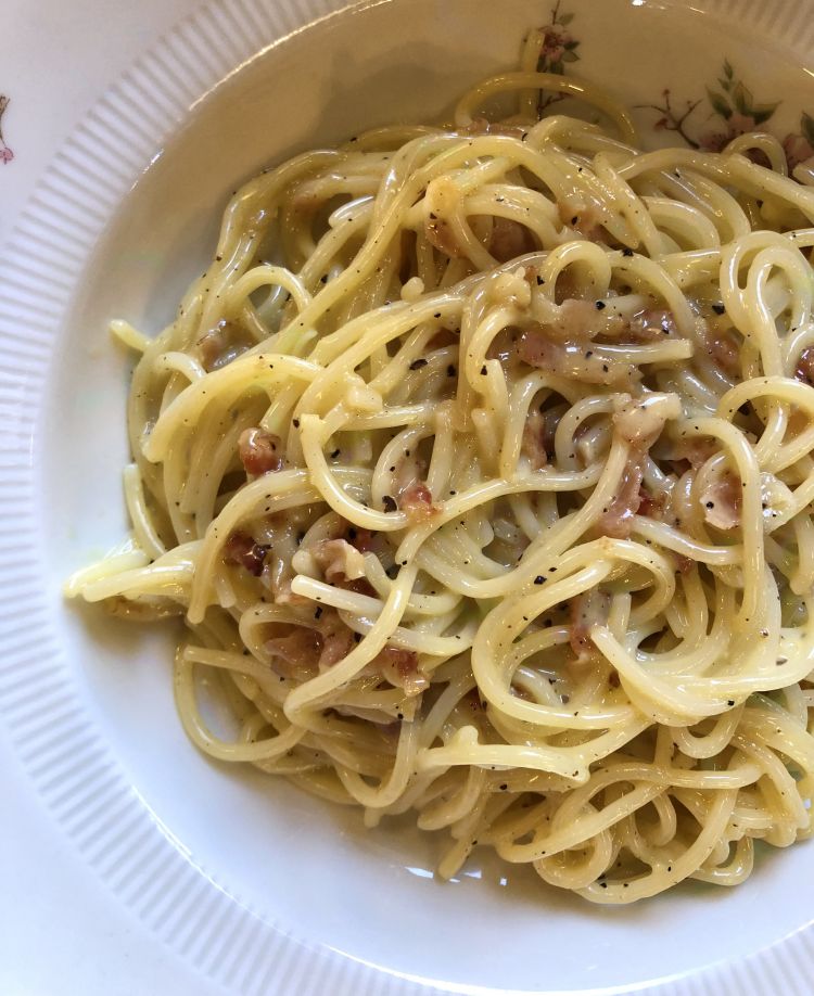 Spaghetti alla Carbonara - una carbonara cremosa e non liquida, tanto tanto pepe e guanciale. Davvero golosa, un evergreen

