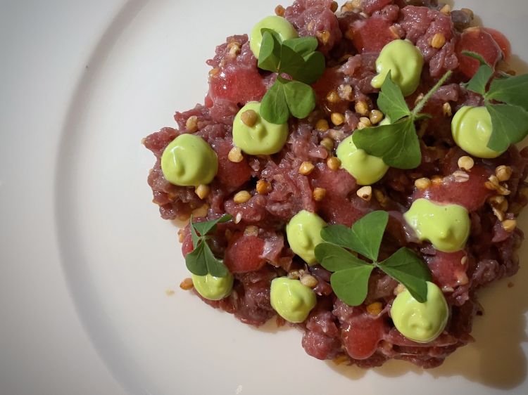 Battuta di pecora, ribes, erba cipollina e grano saraceno