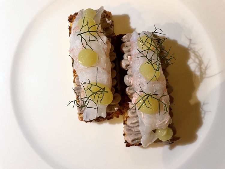 Pan brioche, paté di fegatini, scampo crudo, mela verde
