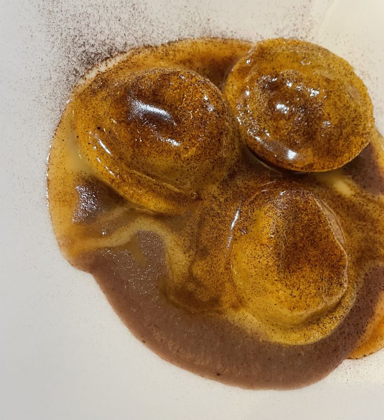 Bottoni ripieni di genovese all'ossobuco, polvere di limone bruciato