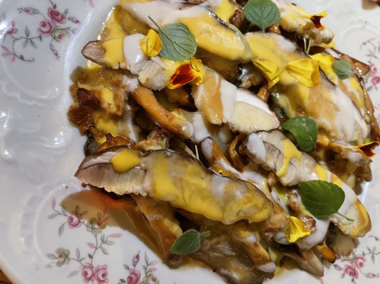 Funghi, salsa di mandorla, miso, emulsione di tuor