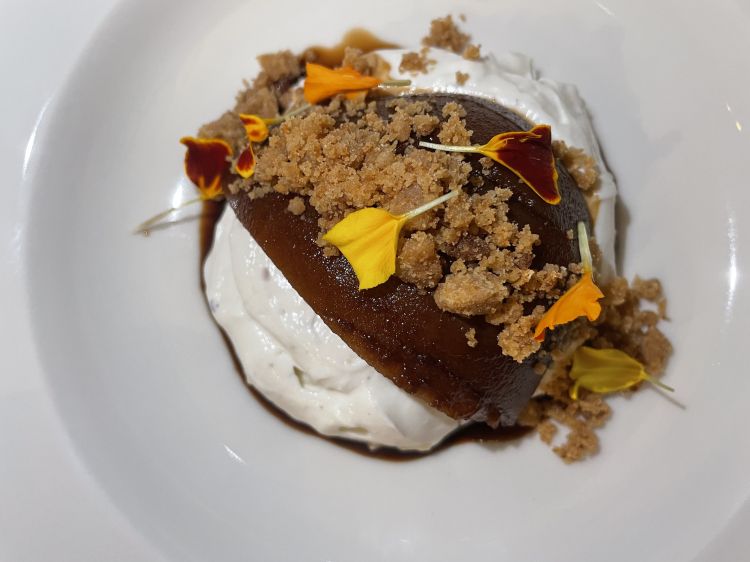 Pera al mosto cotto, ricotta al cardamomo e burro nocciola salato: un dessert per chi ama una carezza morbida a fine pasto senza dosi eccessive di zucchero