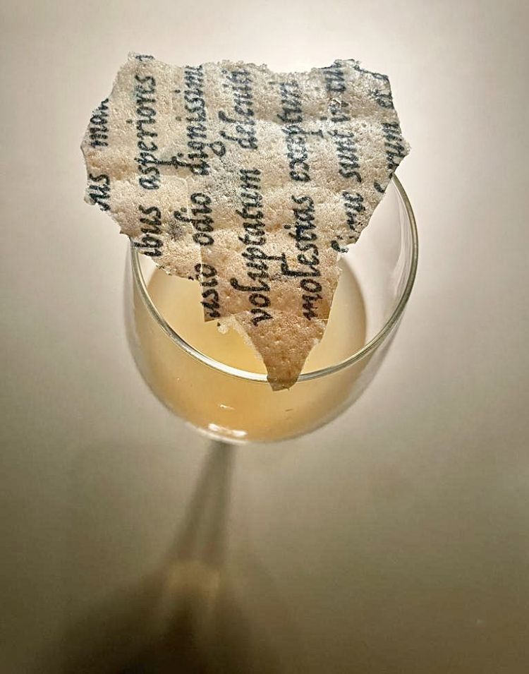 Il primo cocktail preparato da Giacomo Giannotti si chiama Legacy  e si ispira al mondo della scrittura antica: è a base di Santa Teresa 1796 rum, olio d'oliva, rosolio, finocchio, miele al cappero, cedro. Foto a cura di Identità Golose
