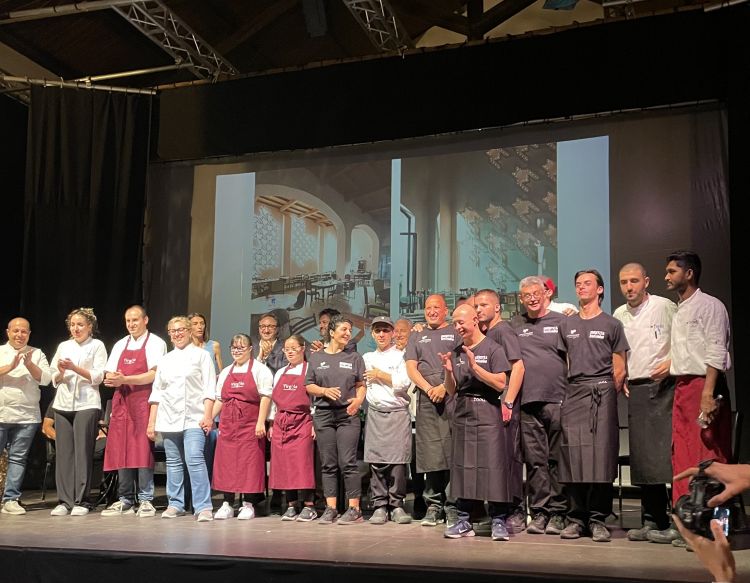 Lunedì 10 giugno: sul palco di Identità Inclusive al TEX, il Teatro dell'Ex-Fadda di San Vito dei Normanni (Brindisi), un'unica brigata, un unico cuore, i ragazzi di Xfood e della pasticceria Virgola
