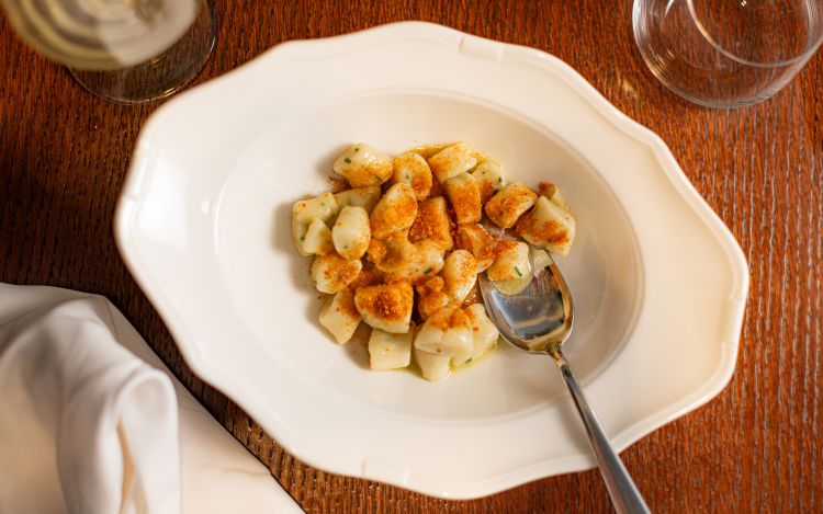 Gnocchi di ricotta aglio olio e peperoncino, casta