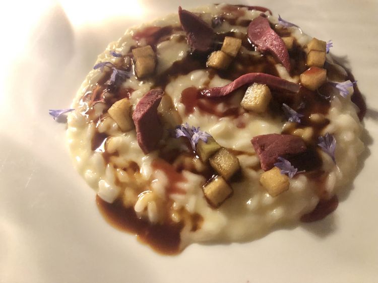 Risotto, piccione, riduzione di Pinot Nero e pera candita
