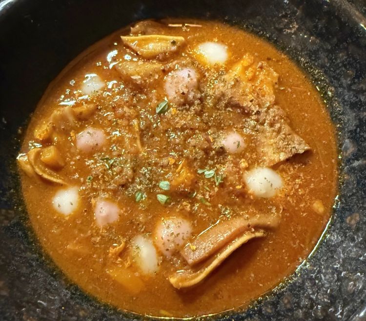Orecchie di maiale Cinturello in salsa orientale, whisky giapponese e arancia. Le orecchie di maiale sono gustose e vengono esaltate da un mix di spezie orientali. Il whisky si percepisce leggermente in sottofondo e dona profondità al piatto, mentre l’arancia apporta freschezza e dolcezza