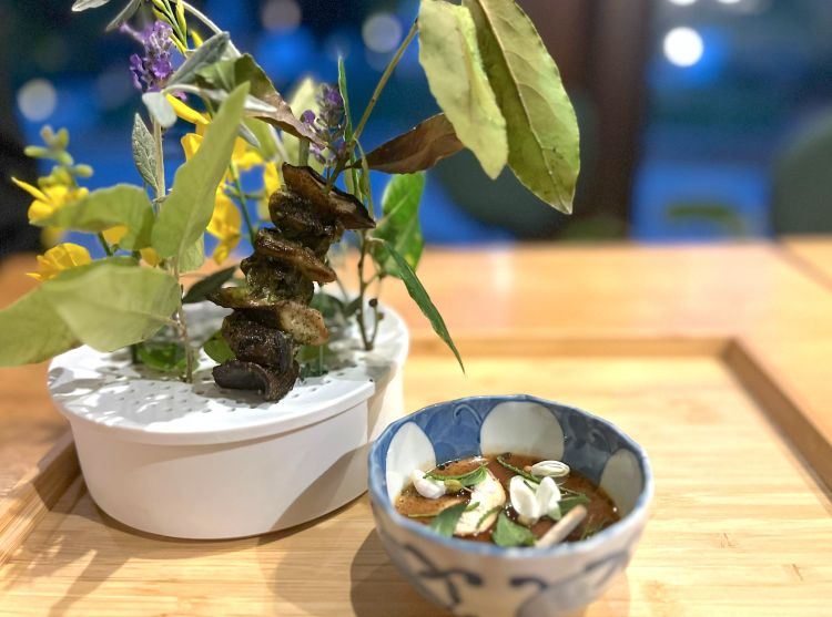 Lumache e funghi grigliati, curry di erbe di monta
