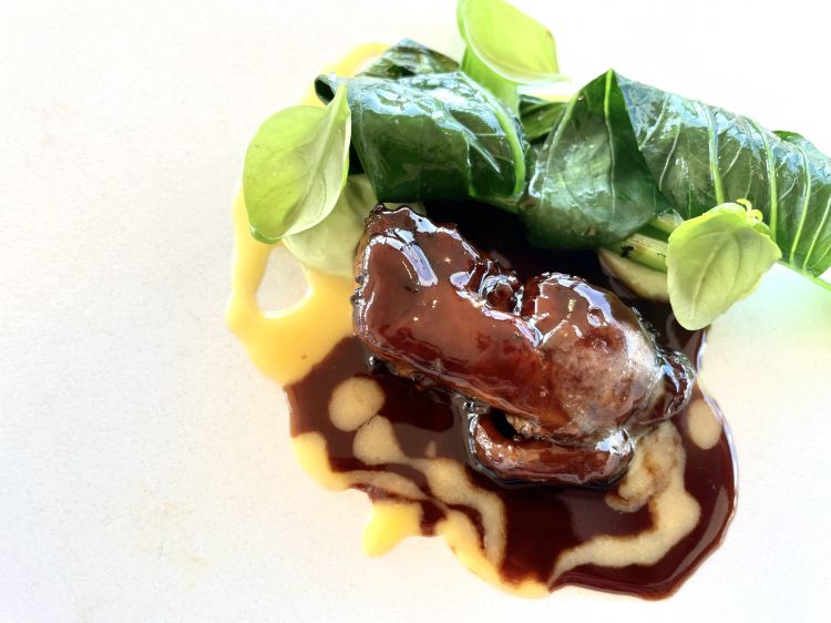 Scaloppa di fegato di rana pescatrice cotta alla brace, nappata con fondo di rana pescatrice, salsa all'arancia e servita con pak choi arrosto. Grasso, rotondo, sontuoso come un fegato d'oca, ma di mare; il boccone viene soccorso da un fondo amarognolo - quello di rana pescatrice -, la dolcezza succosa e citrica della salsa all'arancia e pak choi, che ripulisce il palato conservando il sentore di brace