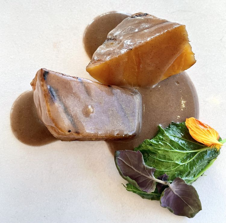 Cavolo navone arrosto
Un cavolo antico, quasi dimenticato; viene marinato in un miso al pomodoro, cotto arrosto e poi affumicato con erbe aromatiche, in particolare rosmarino e salvia. La consistenza ricorda quella della patata, ma più croccante, mentre il gusto appartiene alla famiglia dei cavoli. Se ne utilizzano tutte le parti, foglie incluse, da cui si ottiene un pesto. Viene accompagnato da una salsa alla nocciola e rossese, un vino rosso del territorio
