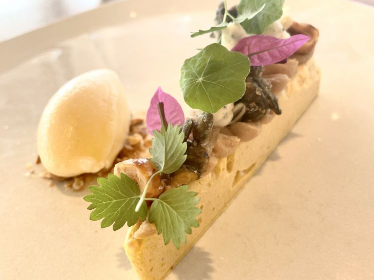 Il dessert è Zucca: semifreddo alla zucca, con mousse alla nocciola, mousse al rosmarino, semi di zucca e nocciole caramellate accompagnati da un sorbetto al mandarino