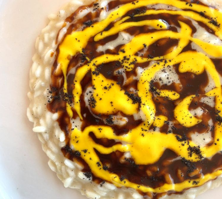 Riso, murena e zafferano
Un riso giallo, al mare. La vera protagonista di questo risotto è infatti la murena, un pesce difficilmente ricercato perchè non semplice da lavorare, prediletto da Visciola che lo utilizza interamente; non tanto per servirne un filetto - che sarebbe poca cosa nel piatto -, bensì per estrarne tutta la polpa creando la base per mantecare il risotto (non c'è burro, solo olio e tutta la grassezza della murena); la pelle, invece, viene essiccata così da ottenere una polvere da aggiungere in superficie, mentre dalle lische e altri scarti, lo chef ricava un fondo molto persistente che si alterna con la salsa allo zafferano