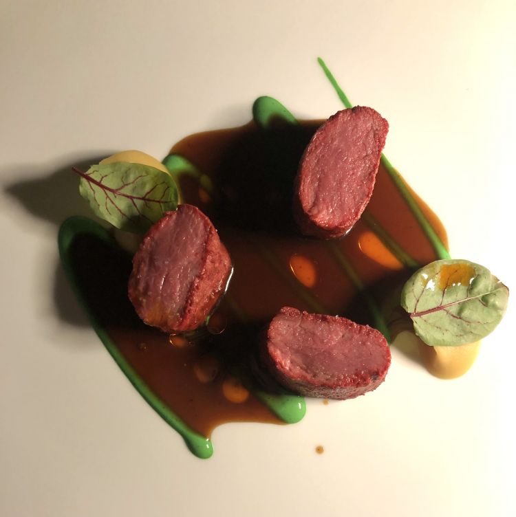 Sella d'agnello Tikka Masala, fave greche, latticello e mentuccia