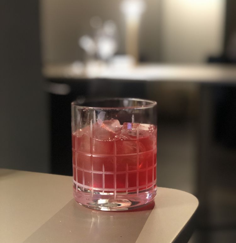 Il drink in abbinamento al dessert, PEPITA: Sloe Gin, Tonica Agrumi Sanpellegrino, limone e simple syrup
