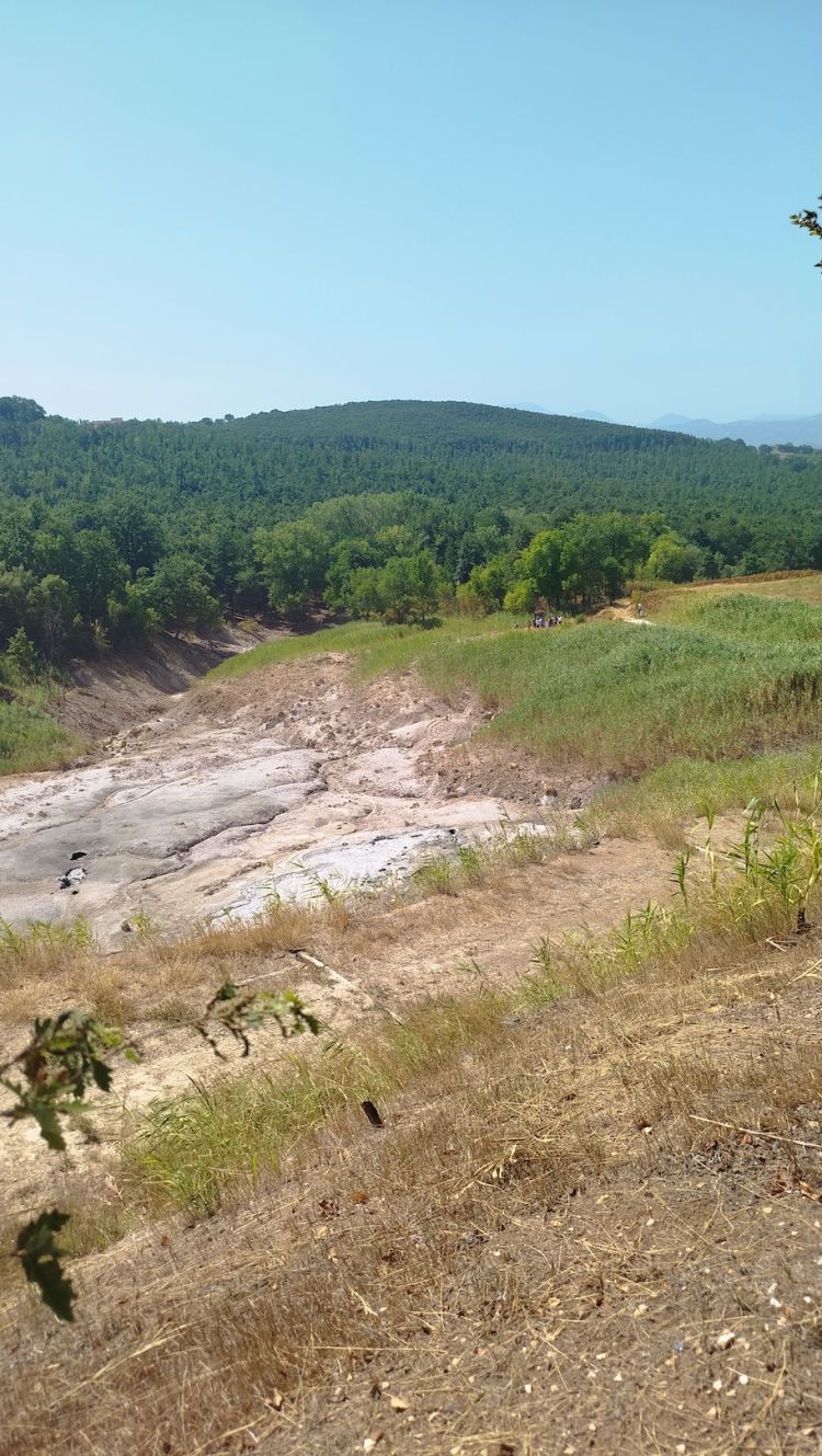 La Mefite di Rocca San Felice, un piccolo lago di origine solfurea nella Valle d’Ansanto, già noto a Virgilio che ne raccontava la forza poderosa tale da condurre in un sonno eterno