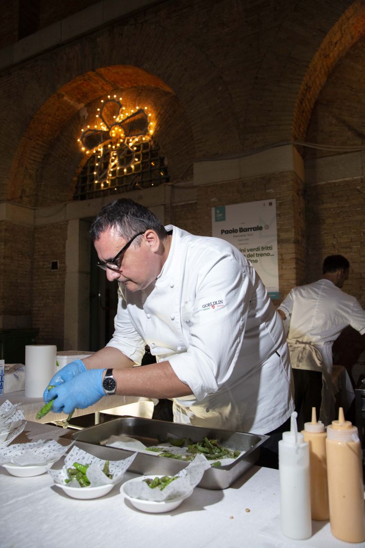 Lo chef Paolo Barrale all'opera