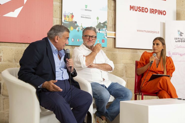 Da sinistra, Antonio Limone, Presidente del Comitato scientifico di Irpinia Mood, lo chef Peppe Guida di Antica Osteria Nonna Rosa e Rosa Iandiorio, giornalista che ha condotto il talk