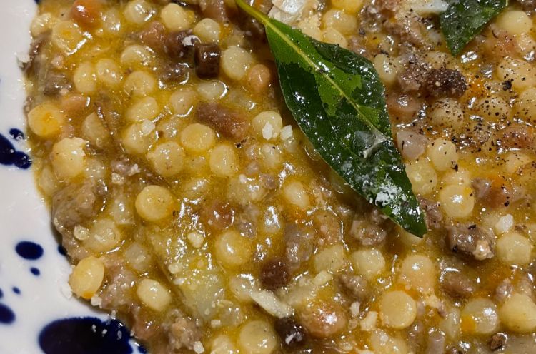 Fregola mentecata al ragù di pecora e carciofi