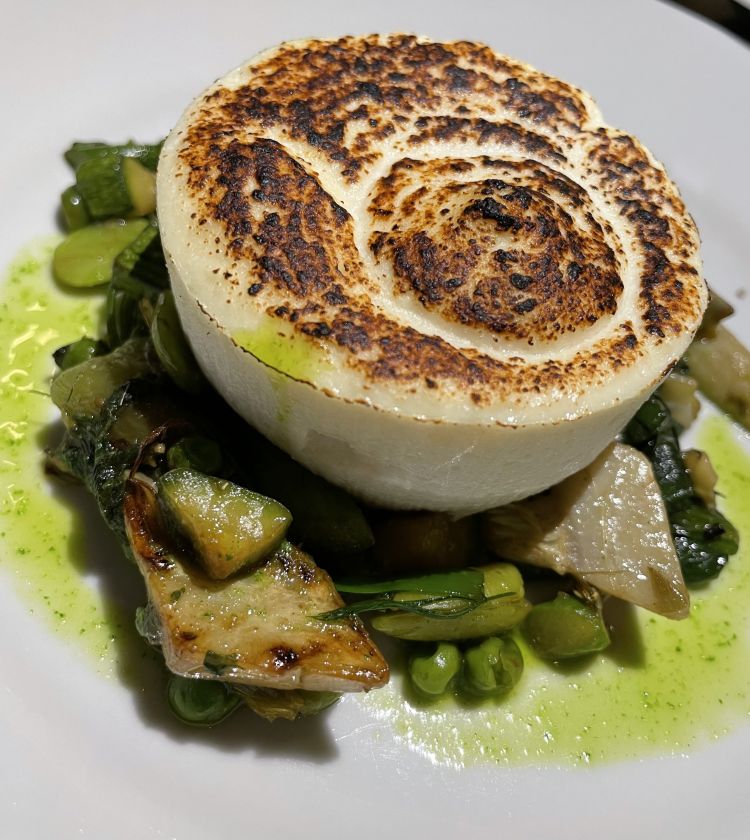 Flan di ricotta e pecorino con vignarola di stagione e fave