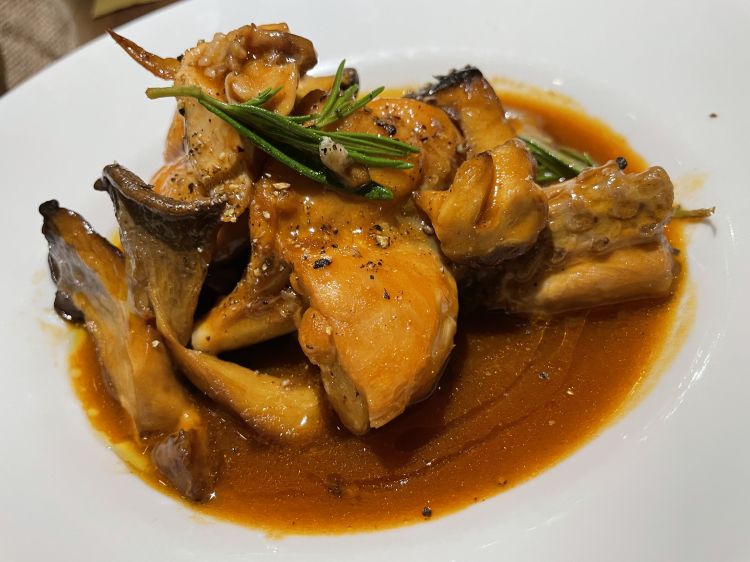 Coniglio in casseruola con funghi cardoncelli trifolati