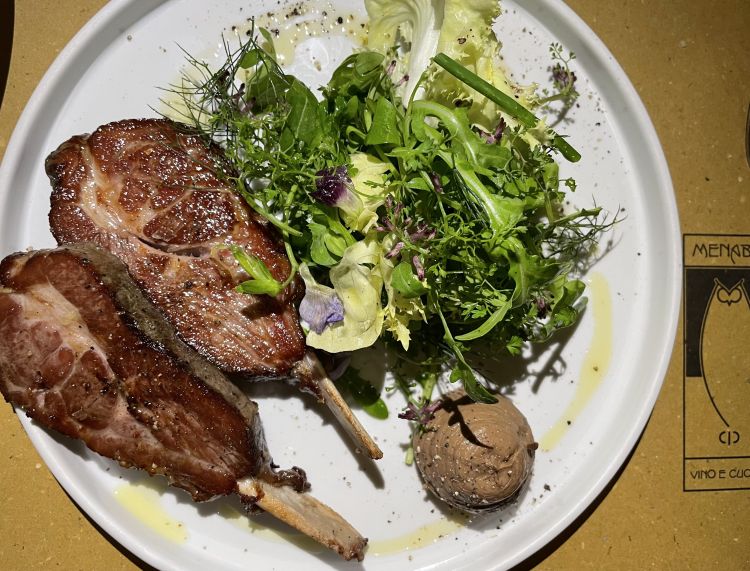 Costine di agnello con pâté di coratella e misticanza selvatica