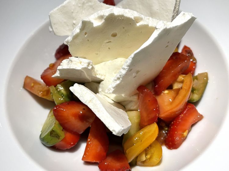 Insalatina di pomodori e fragole, crema al caprino nobile e meringa