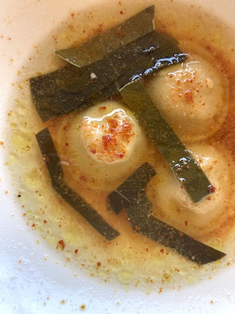Dal menu vegetale, Bottone di ceci, rosmarino affumicato, foglie di capperi e acqua