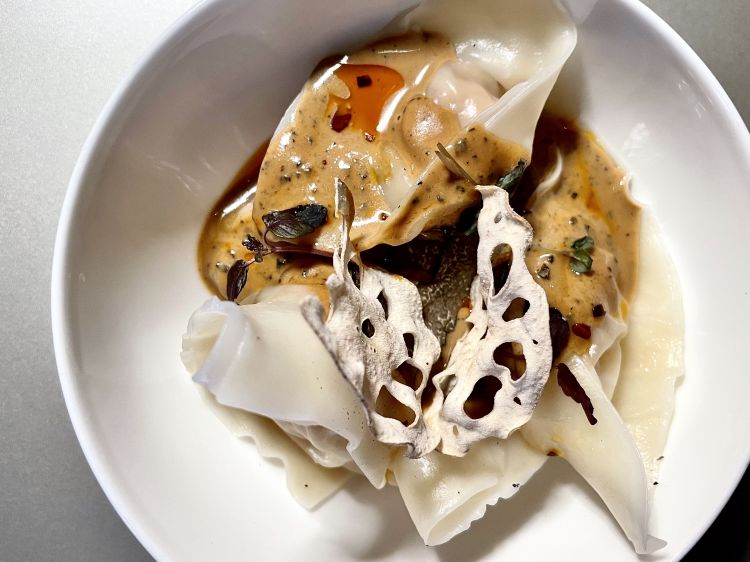 Hun dun con tartufo
Piccoli ravioli ripieni di maiale serviti con una salsa di tartufo
