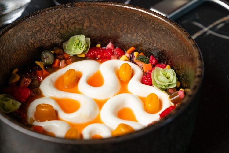 Zuppetta di frutta e verdura: panna cotta con inserto al mango e sciroppo al passion fruit. In abbinamento, kombucha al limone fatta in casa
