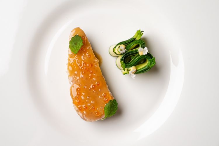 Made in Mediterraneo: ricciola di fondale alla mugnaia, lemongrass, uova di trota, lattughino grigliato e gel al ravanello. La ricciola &egrave; cotta perfettamente e rimane tenera e gustosa. Le uova di trota apportano la giusta sapidit&agrave; e il lemongrass, freschezza. A parte viene servito un lattughino grigliato croccante proposto con del gel di ravanello
